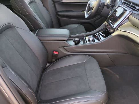 Certified 2025 Jeep Grand Cherokee L Altitude AWD/4WD image 24