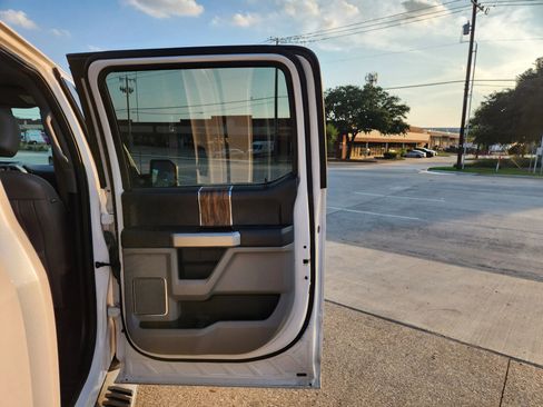 Used 2018 Ford F150 Lariat w/ Equipment Group 502A Luxury AWD/4WD image 12