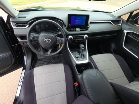 Used 2025 Toyota RAV4 LE AWD/4WD image 18