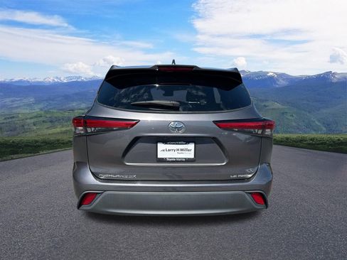 Used 2021 Toyota Highlander LE AWD/4WD image 4