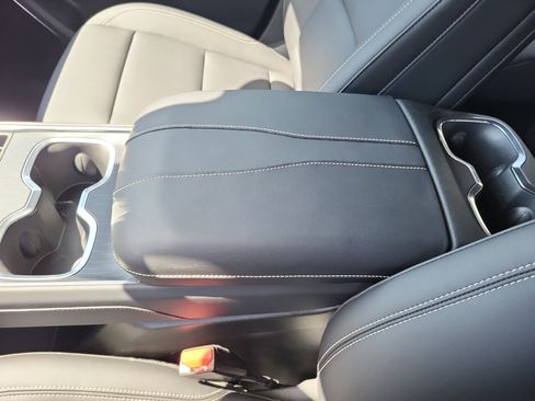 Used 2024 GMC Acadia Elevation image 25