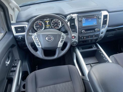 Used 2018 Nissan Titan SV w/ SV Convenience Package image 27