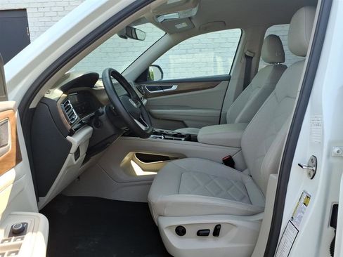 Used 2025 Volkswagen Atlas SE AWD/4WD image 12