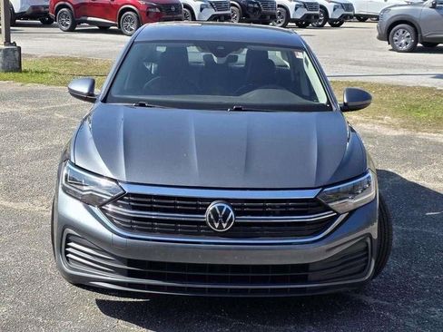 Used 2024 Volkswagen Jetta SE FWD image 2