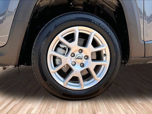 Used 2023 Jeep Renegade Latitude AWD/4WD image 8