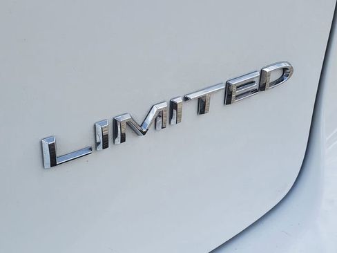 Used 2023 Chrysler Pacifica Limited FWD image 7