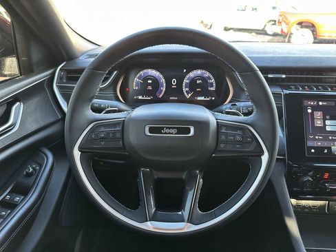 Certified 2023 Jeep Grand Cherokee Altitude image 11