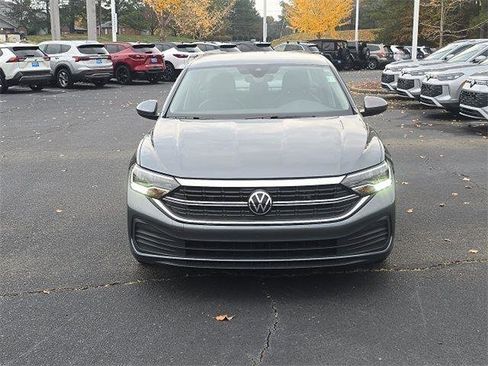 Used 2024 Volkswagen Jetta SE image 3