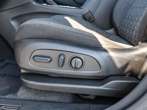 Used 2022 Chevrolet Equinox LT w/ Driver Convenience Package FWD image 24