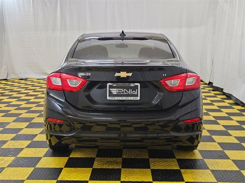 Used 2017 Chevrolet Cruze LT image 4