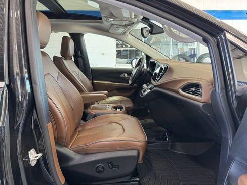 Used 2017 Chrysler Pacifica Limited w/ Tire & Wheel Group FWD image 16