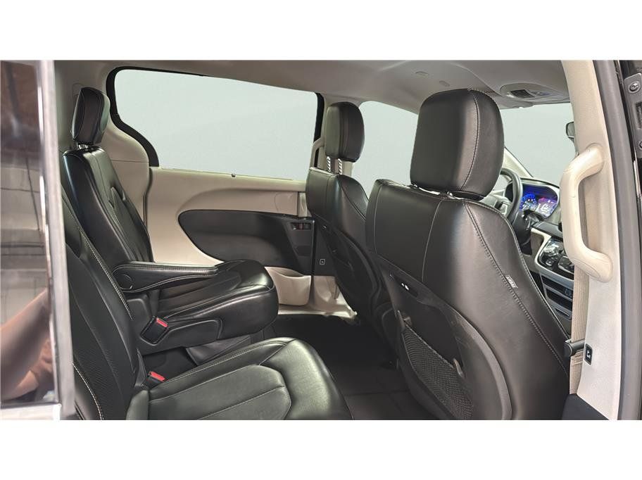 Used 2024 Chrysler Pacifica Touring-L FWD image 24