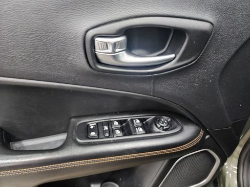 Used 2019 Jeep Compass Limited AWD/4WD image 10