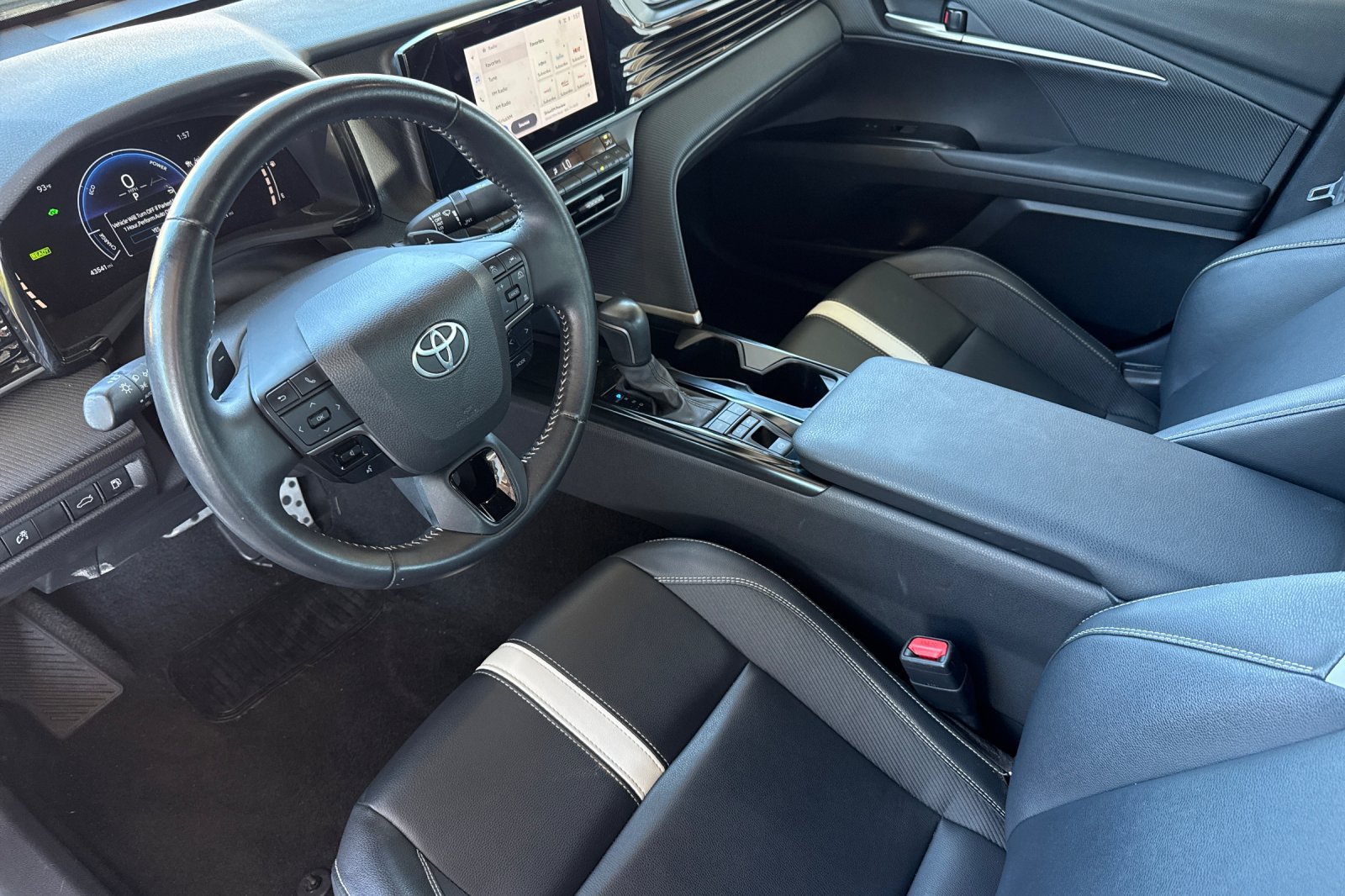 Used 2025 Toyota Camry SE FWD image 5