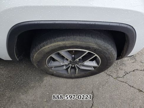 Used 2020 Jeep Grand Cherokee Laredo RWD image 9