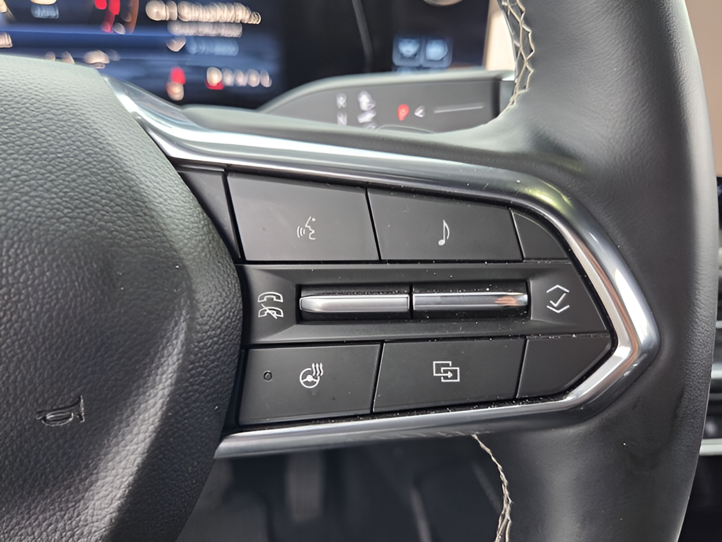 Used 2025 Chevrolet Traverse LT AWD/4WD image 24