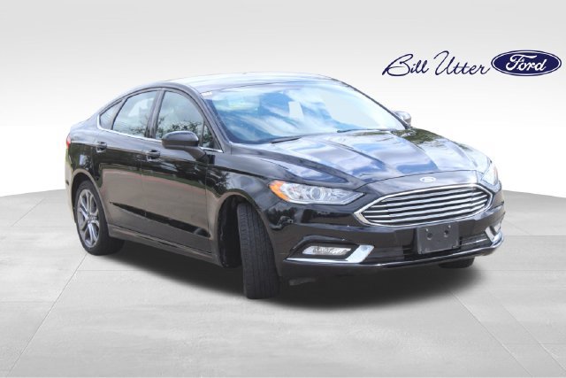 Used 2017 Ford Fusion SE w/ Equipment Group 201A FWD image 3