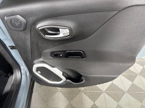 Used 2019 Jeep Renegade Latitude w/ Safety and Security Group FWD image 27