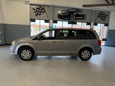 Used 2017 Dodge Grand Caravan SE FWD image 4