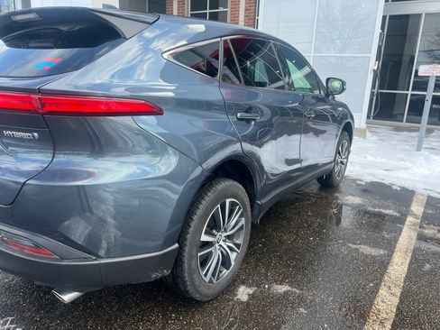 Used 2021 Toyota Venza LE w/ Carpet Mat Package (TMS) image 8