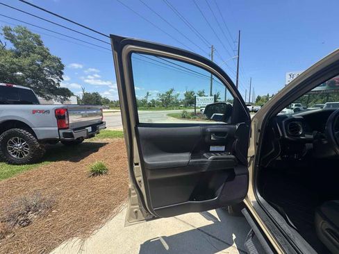 Used 2020 Toyota Tacoma TRD Off-Road AWD/4WD image 27