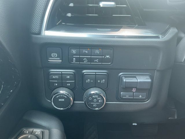 Used 2025 Chevrolet Suburban RST w/ Comfort Package AWD/4WD image 25