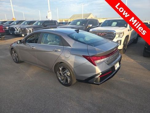 Used 2025 Hyundai Elantra Limited image 3