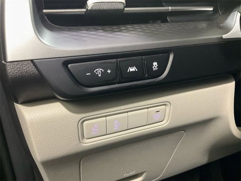 Used 2024 Kia Carnival LX image 24