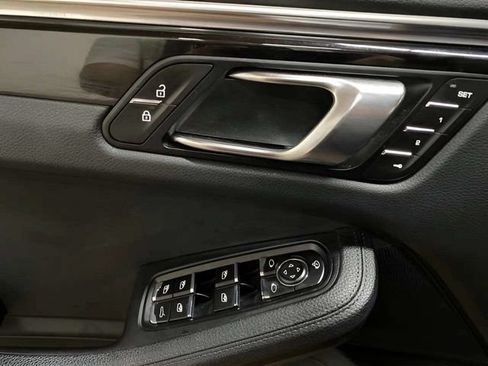 Used 2022 Porsche Macan AWD/4WD image 32