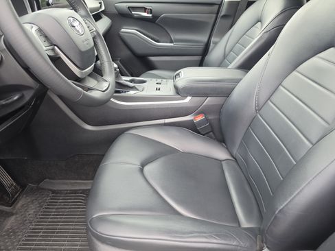Used 2023 Toyota Highlander XLE FWD image 9