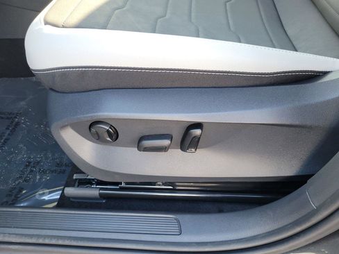 New 2026 Volkswagen Taos SE image 16