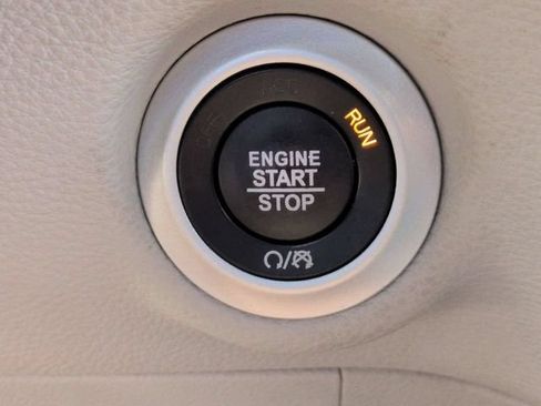 Used 2024 Chrysler Pacifica Limited FWD image 30