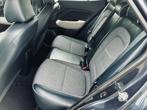Used 2021 Hyundai Venue FWD image 23
