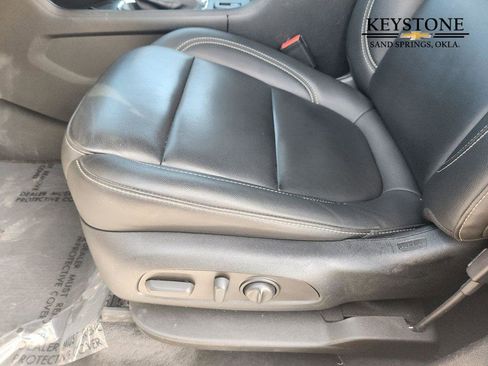 Used 2023 Chevrolet Traverse LT image 25