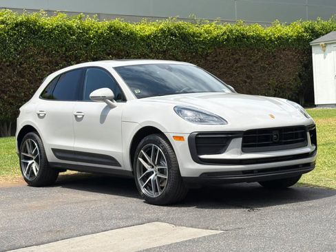Certified 2025 Porsche Macan AWD/4WD image 10