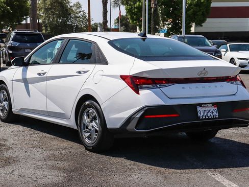 Used 2024 Hyundai Elantra SE FWD image 8