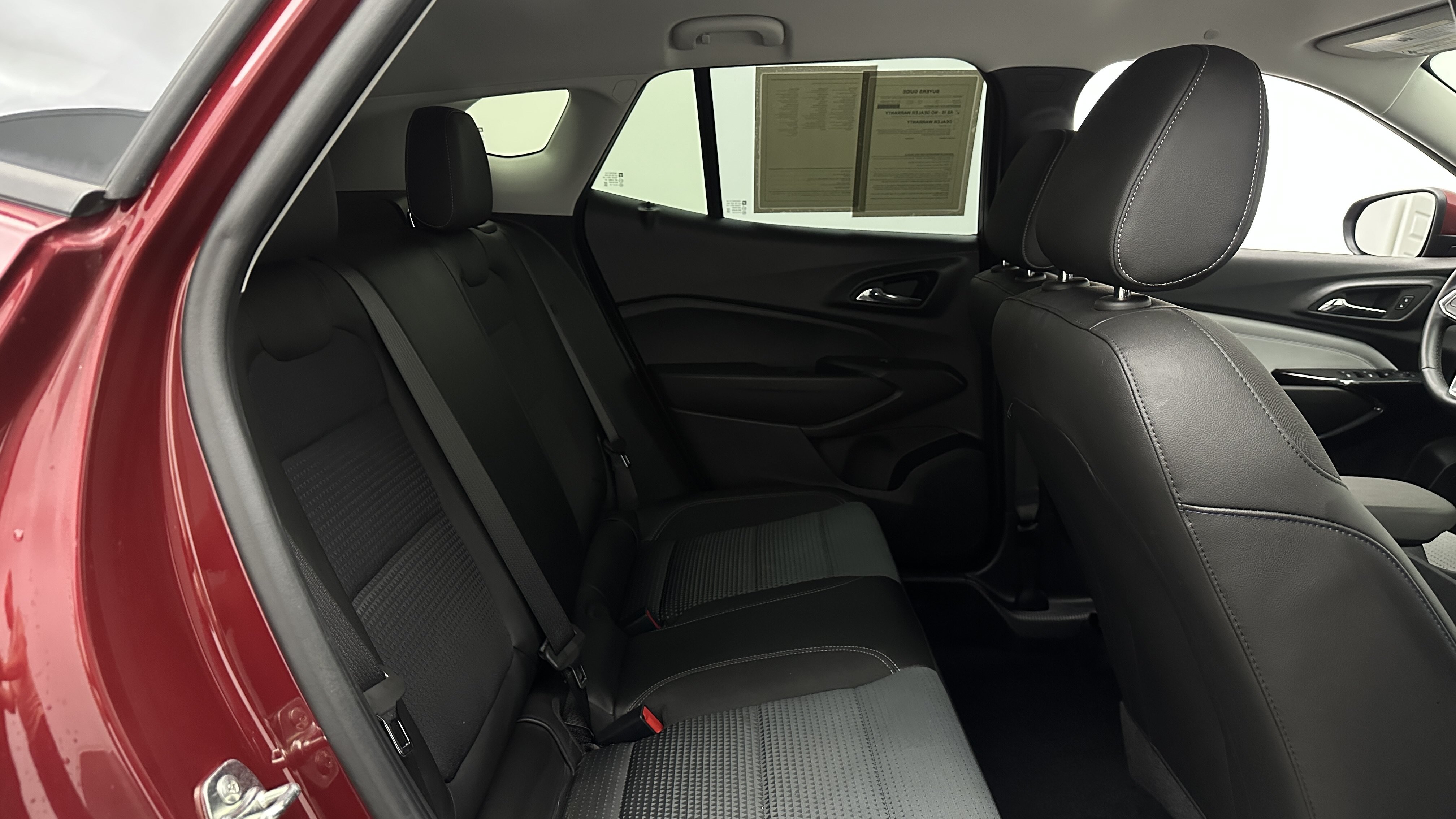 Used 2025 Chevrolet Trax LT w/ LT Convenience Package FWD image 32