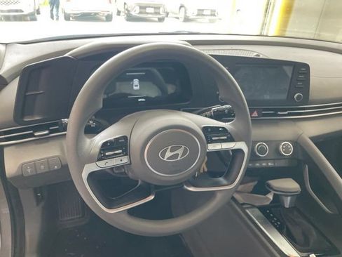 Used 2025 Hyundai Elantra SE FWD image 11