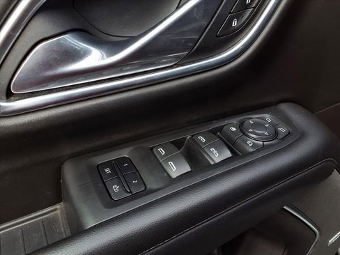 Used 2021 Chevrolet Suburban Z71 w/ Luxury Package image 17