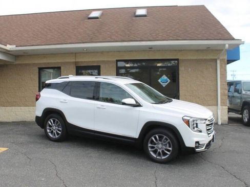 Used 2023 GMC Terrain SLT image 2