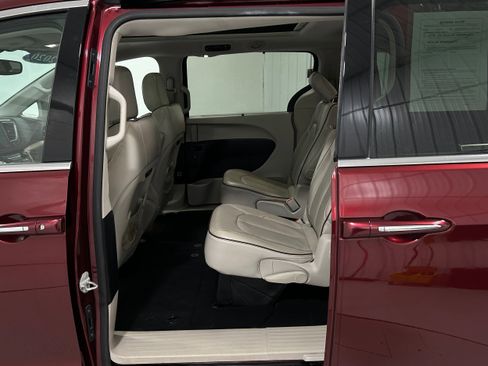 Used 2020 Chrysler Pacifica Limited image 29
