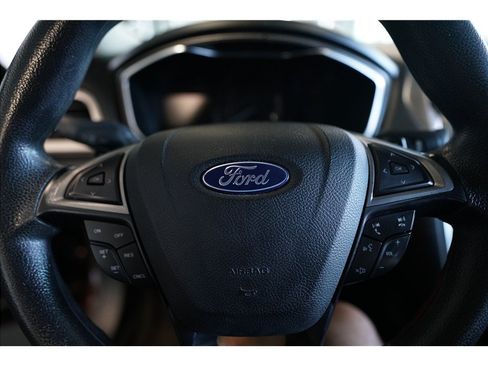 Used 2019 Ford Fusion SE FWD image 18