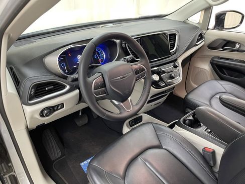 Used 2024 Chrysler Pacifica Select image 21