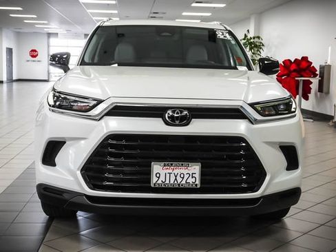 Used 2024 Toyota Grand Highlander AWD image 4