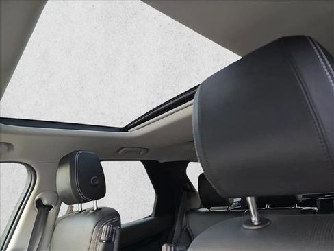 Used 2022 Land Rover Discovery S image 30