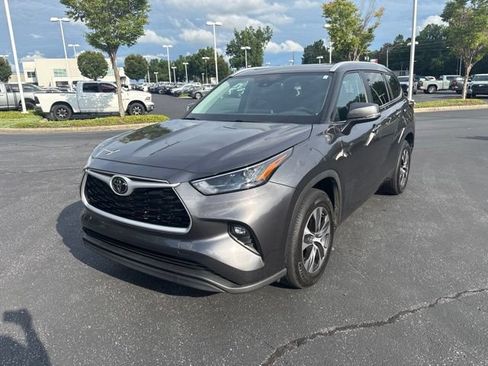 Used 2024 Toyota Highlander XLE FWD image 4