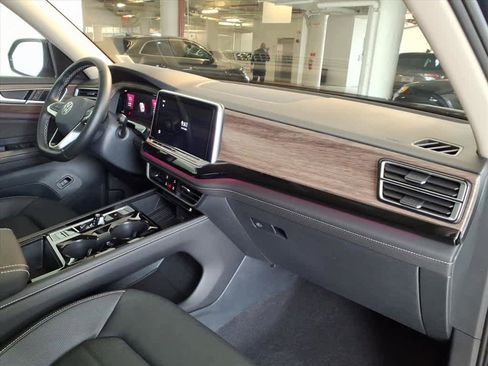 Used 2025 Volkswagen Atlas SEL image 22