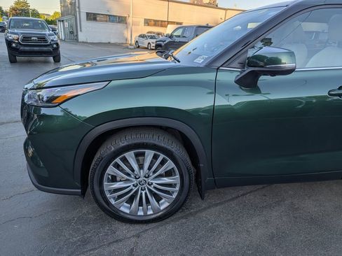 Used 2023 Toyota Highlander Platinum AWD/4WD image 2