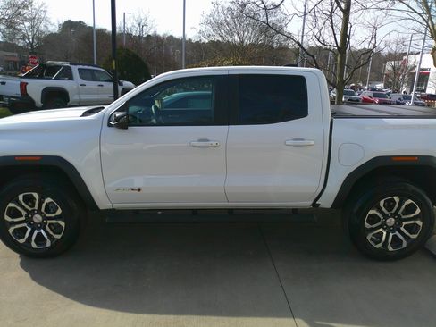 Used 2024 GMC Canyon AT4 w/ AT4 Premium Package image 8