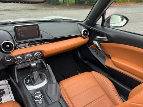 Used 2018 FIAT 124 Spider Lusso w/ Convenience Group RWD image 19